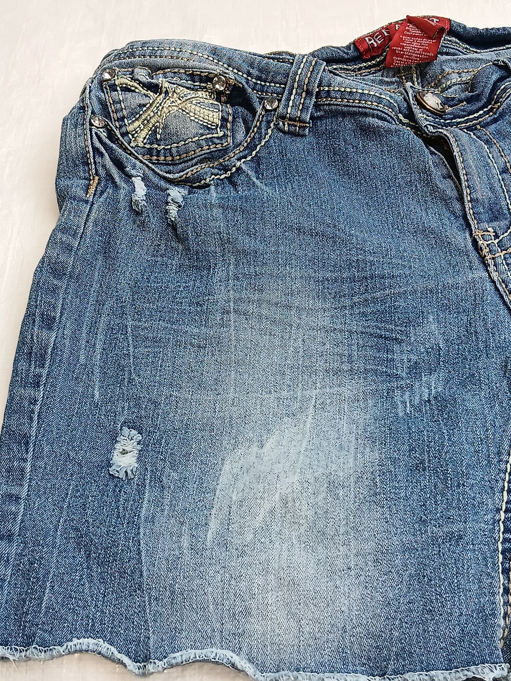 Red Rivet Red-Accented Denim Label Detail - Picture 6 of 13